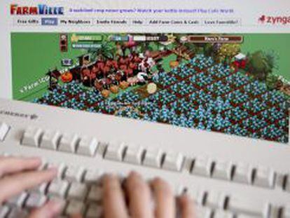 Una persona juega al popular juego Farmville de Zynga.
