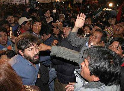 Un partidario de Evo Morales (derecha) golpea a un simpatizante de la oposición frente al edificio del Congreso Nacional en La Paz.