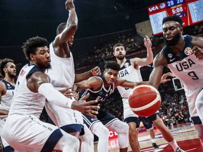 Antetokounmpo rodeado de defensores estadounidenses.