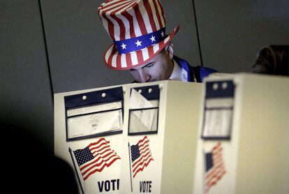 Un home vestit com l'"Oncle Sam" exerceix el seu dret al vot en un centre electoral a l'Eastside de Nova York.