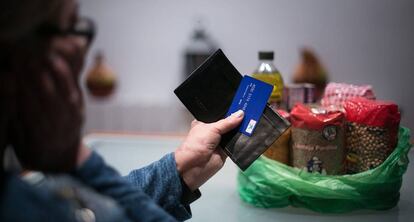 Una usuària de Càritas en un banc d'aliments.