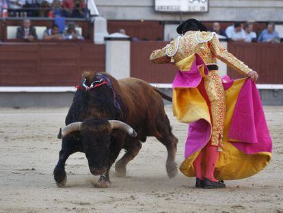 El Fandi, en Las Ventas con el tercer toro de la tarde. 