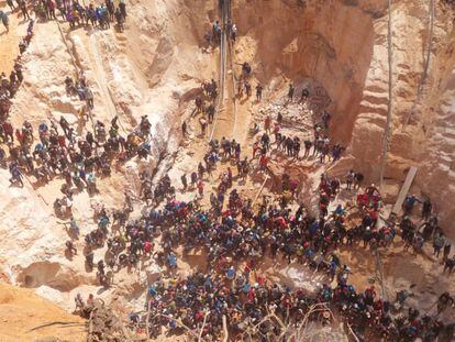 Una multitud de voluntarios acudena rescatar a personas sepultadas tras el derrumbe de la mina de oro 'Bulla Loca', en La Paragua, Bolívar (Venezuela), el 20 de febrero.