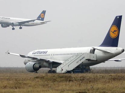Dos aviones de la compañía Lufthansa. reuters