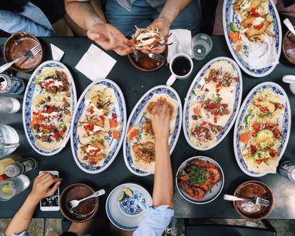 Un grupo de personas comparten una comida tradicional mexicana.