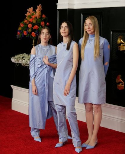 Las hermanas Haim, conjuntadas en nylon y en azul bebé Prada.