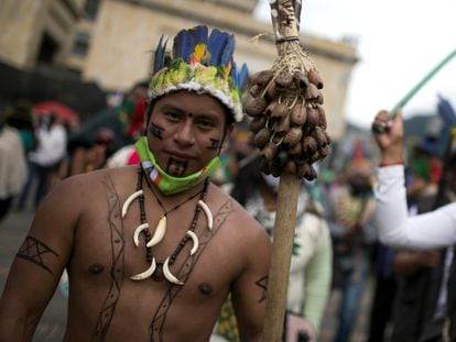 Un hombre colombiano indígena participa en una protesta contra las políticas del presidente Iván Duque durante un encuentro indígena llamado Minga en Bogotá, Colombia, el 21 de octubre de 2020.