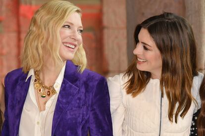 El género de 'Mujeres embobadas mirando a Cate Blanchett' no solo se da en la Croisette, en la presentación de Ocean's 8 en el Metropolitan de Nueva York esta misma semana hemos visto a Anne Hathaway practicándolo.