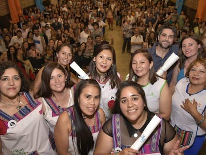 Las primeras docentes del instituto de formación Dora Acosta en su fiesta de graduación.