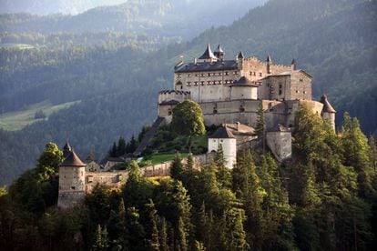 En Werfen, en la región de Salzburgo, destacan las impresionantes vistas de los Alpes, pero también el majestuoso castillo de Hohenwerfen (en la imagen), uno de los más famosos del apís por sus apariciones cinematográficas; por ejemplo, en ‘Sonrisas y Lágrimas’. El castillo puede visitarse, y merece mucho la pena disfrutar del espectáculo de cetrería. Muy cerca de Werfen encontramos también la cueva de Eisriesenwelt, también visitable, y cuyo interior está parcialmente cubierto de gigantescos bloques de hielo.