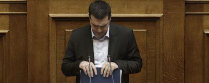El primer ministro griego, Alexis Tsipras, pronuncia un discurso durante una sesi&oacute;n en el Parlamento en Atenas, Grecia.