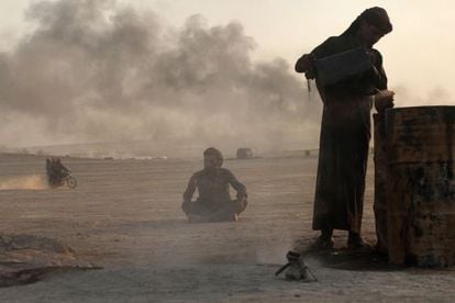 Un hombre trabaja en una refiner&iacute;a improvisada en Raqqa, en mayo pasado. 
 