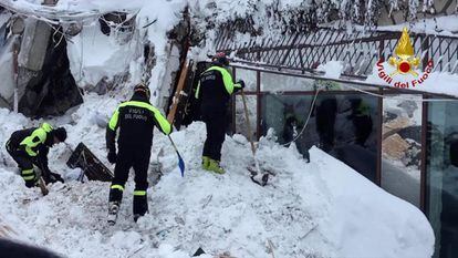 Los bomberos buscan supervivientes en el Hotel Rigopiano tras ser sepultado bajo la nieve.