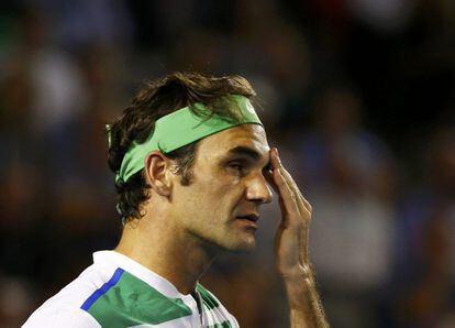 Federer, agotado, durante el partido contra Djokovic. 