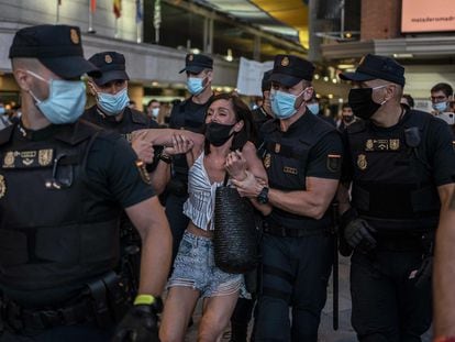 Una mujer es arrestada este sábado por la policía en Callao durante una manifestación negacionista de la pandemia.