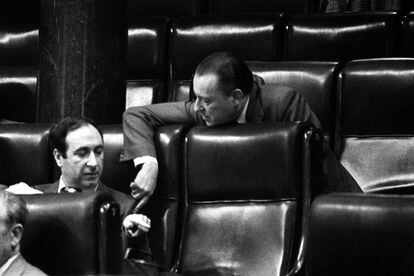 4 de febrero de 1980. Blas Piñar (dcha) y Juan María Bandrés cambian impresiones durante la intervención del ministro del Interior, Antonio Ibáñez Freire, en el Congreso de los Diputados.