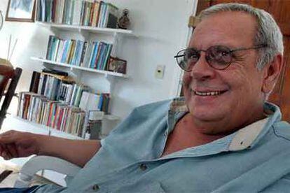 Raúl Rivero conversa con los periodistas en su casa de La Habana al poco de ser liberado.