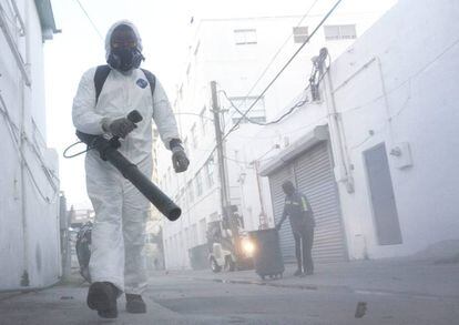 Fumigaci&oacute;n en Miami Beach, Florida, para controlar la propagaci&oacute;n de mosquitos. 