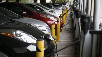 Una fila de coches eléctricos en un aparcamiento de Estados Unidos.