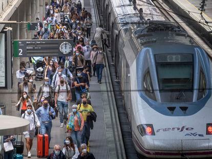 Viajeros procedentes de Madrid a su llegada a la estación de Santa Justa en Sevilla.