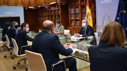 El ministro de Justicia, Juan Carlos Campo con representantes de las asociaciones judiciales en Madrid el pasado 18 de diciembre.