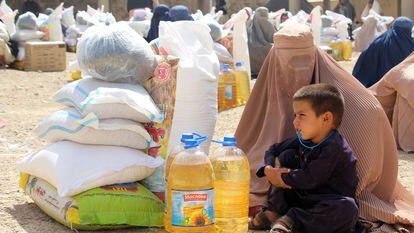 Una mujer afgana y su hijo, durante una distribución de ayuda humanitaria de la ONG británica UMMAH Welfare Trust en Kandahar, el 10 de agosto.
