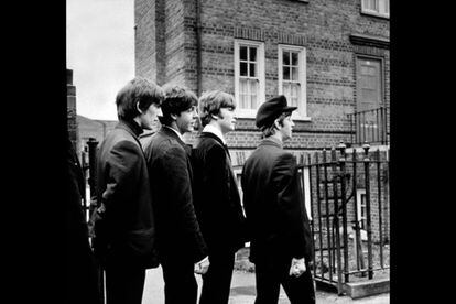 Otro momento de Los Beatles en el rodaje de '¡Qué noche la de aquel día!', la película en la que, en clave cómica, los cuatro músicos se interpretan a sí mismos durante un viaje en tren de Liverpool a un programa de televisión en Londres.