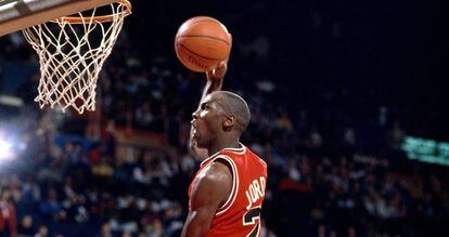 Jordan, a punto de machacar el aro en un partido contra los Seattle Supersonics del año 1996.