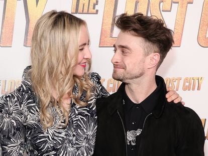 Erin Darke y Daniel Radcliffe posan en el estreno de 'Ciudades perdidas', en marzo de 2022 en Nueva York.