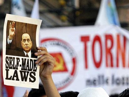 "Leyes hechas para sí mismo", reza un cartel con la fotografía del primer ministro italiano, durante la manifestación de ayer en Roma.