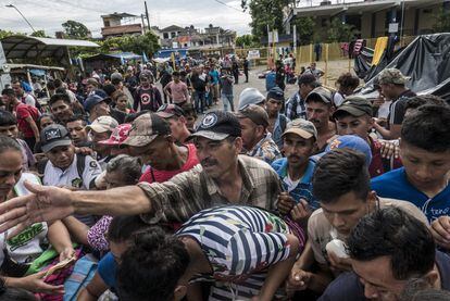 Por la mañana el hambre se agudizaba sobre el puente fronterizo y los migrantes se aglomeraban en las camionetas de voluntarios guatemaltecos que llegaban al puente con alimento.