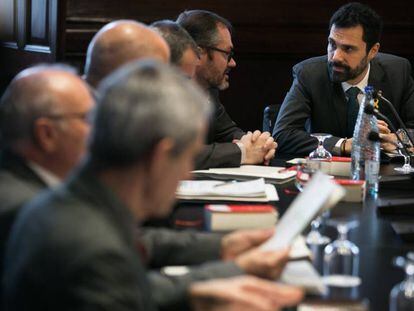 Roger Torrent, al fondo, en la reuni&oacute;n de la Mesa del Parlament.