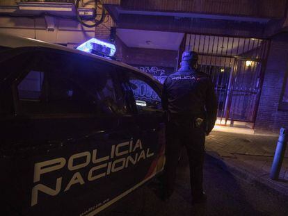 El policía nacional E., en el número 50 de la calle de Francisco Navacerrada, donde detuvieron a Alberto Sánchez.