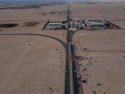 Vista aérea del campamento improvisado de los migrantes en el paso fronterizo de chacalluta el 6 de mayo del 2023.