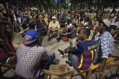 Charla con manteros durante este miércoles a la Rambla del Raval.