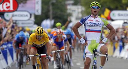 Sagan cruza la meta por delante de Cancellara.