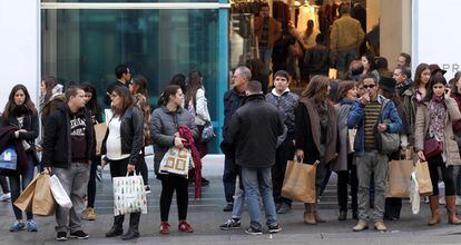 Consumidores a la puerta de la tienda de la cadena Primark en la Gran V&iacute;a de Madrid en las pasadas navidades