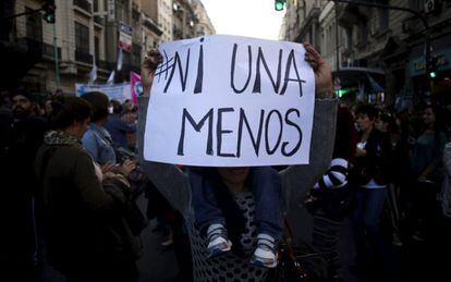 Pancarta con el lema #NiUnaMenos en la marcha de Buenos Aires el 3 de junio de 2015.