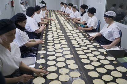 Fábrica de las tortas de Inés Rosales en la localidad sevillana de Huévar del Aljarafe.