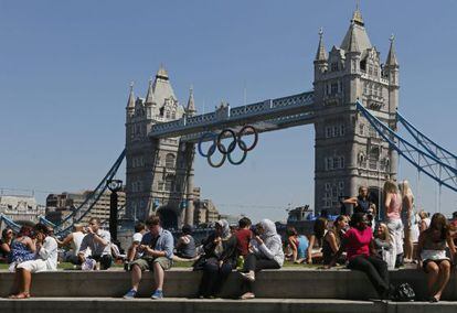 Unos aros oli&iacute;mpicos cuelgan del London Bridge. 