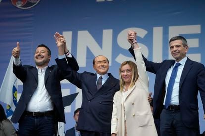 De izquierda a derecha, Matteo Salvini, Silvio Berlusconi y Giorgia Meloni, este jueves en la plaza del Popolo en Roma.