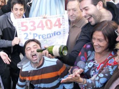 Un grupo de personas celebra el segundo premio de la loter&iacute;a de Navidad.