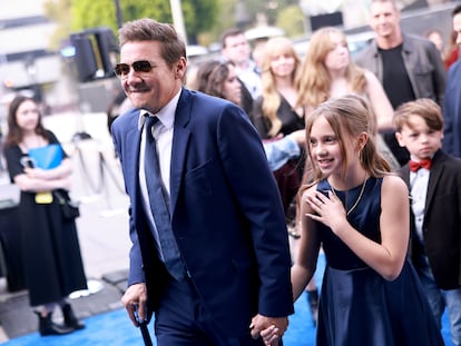 El actor Jeremy Renner junto a su hija, Ava Berlin Renner, en el estreno de 'Rennervations' en Los Ángeles, el 11 de abril de 2023.