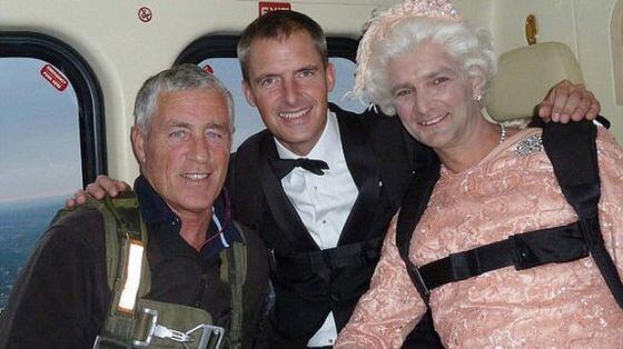 Mark Sutton, al centro, caracterizado como James Bond junto al paracaidista que dobló a la reina de Inglaterra.
