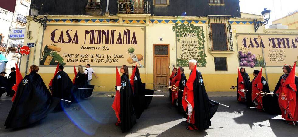 Una de las cofradías de la Semana Santa Marinera a su paso por la bodega 'Casa Montaña'.