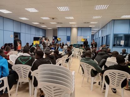 Peticionarios de asilo en una de las salas del aeropuerto Adolfo Suárez-Madrid Barajas este martes.