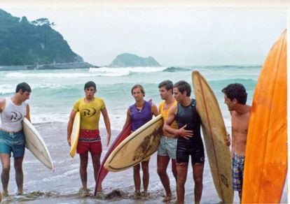 Algunos participantes en uno de los primeros campeonatos de surf en Zarautz, en 1971. De izquierda a derecha: Iñaki Arteche, Javier Arteche, Rafa Fiochi, Juan Ignacio Aguirrezabala, Santi Eguiraun y Andoni Eizmendi.