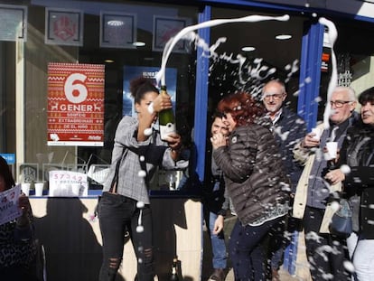 Celebració del primer premi del Sorteig del Nen en un administració de Mollet del Vallès.