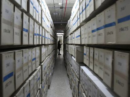 Cajas de documentos en el Archivo General de la Administración, en Alcalá de Henares (Madrid).