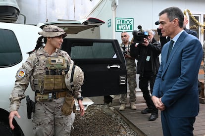 Sánchez, con una militar española durante su visita de hoy a Irak.